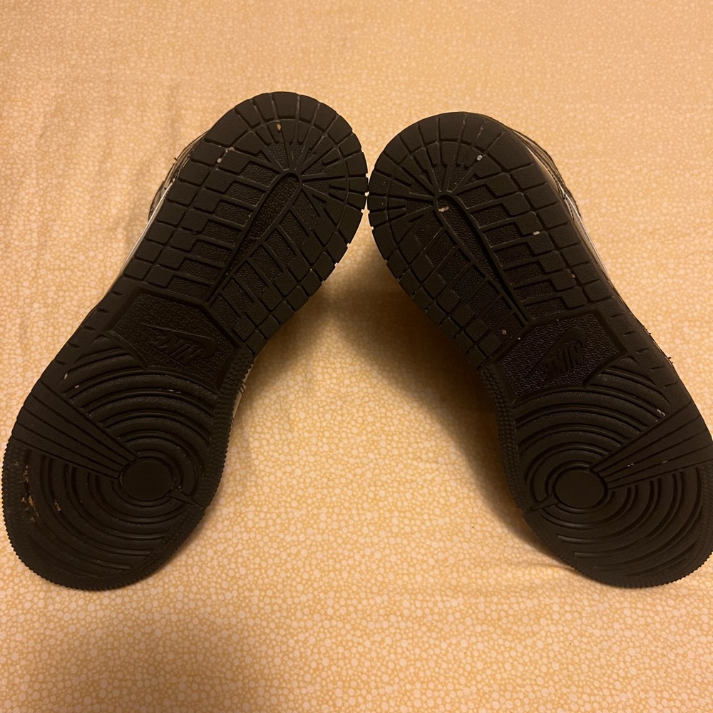 Air Jordan 1 Retro High OG GS 'Black Metallic Gold' - Picture 9 of 11